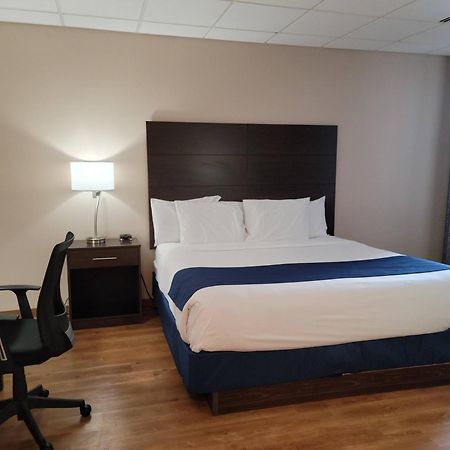Ariel Broadway Hotel Lorain Bagian luar foto