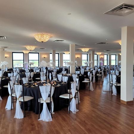 Ariel Broadway Hotel Lorain Bagian luar foto