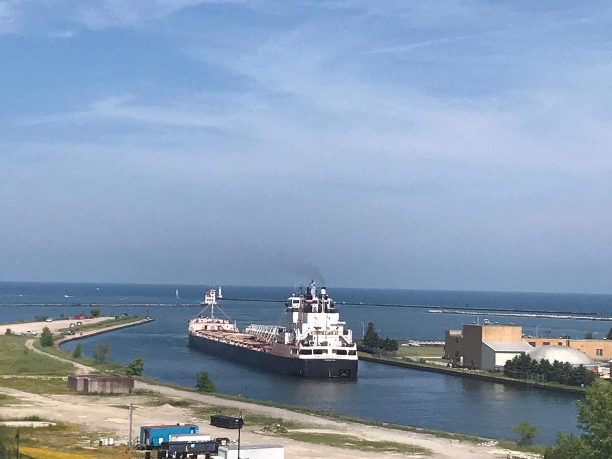 Ariel Broadway Hotel Lorain Bagian luar foto