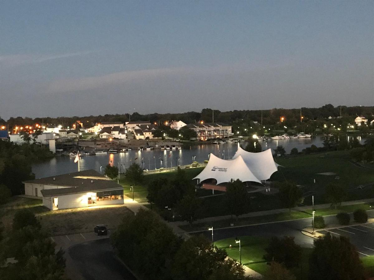 Ariel Broadway Hotel Lorain Bagian luar foto