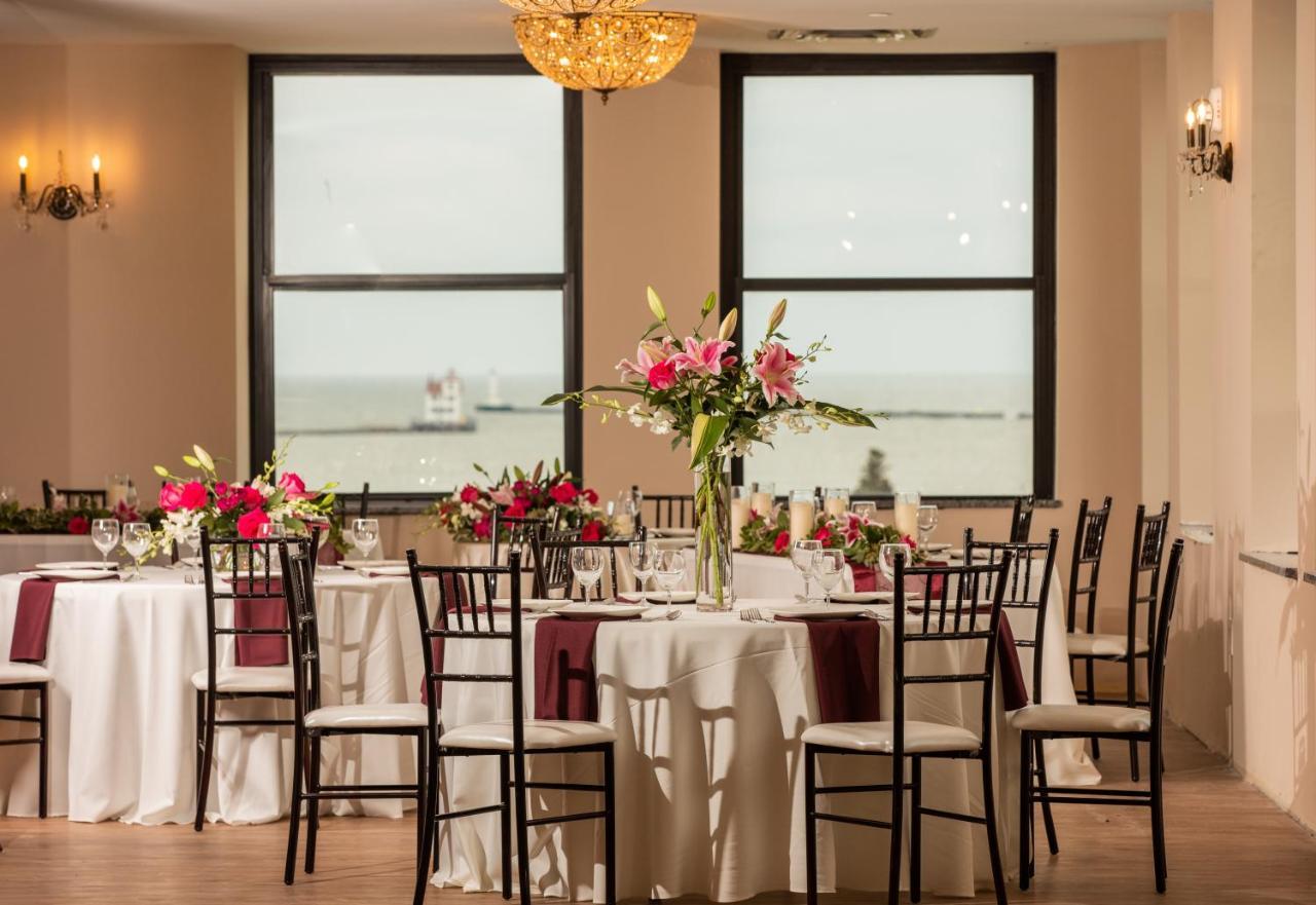 Ariel Broadway Hotel Lorain Bagian luar foto