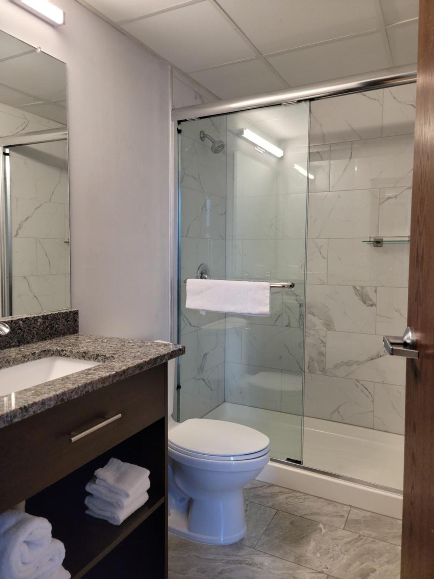Ariel Broadway Hotel Lorain Bagian luar foto