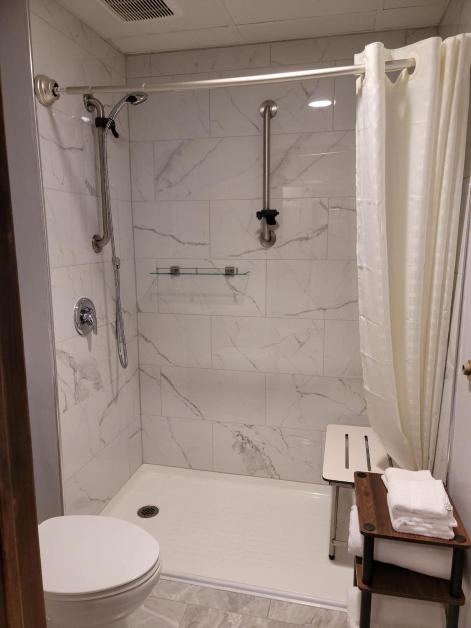 Ariel Broadway Hotel Lorain Bagian luar foto