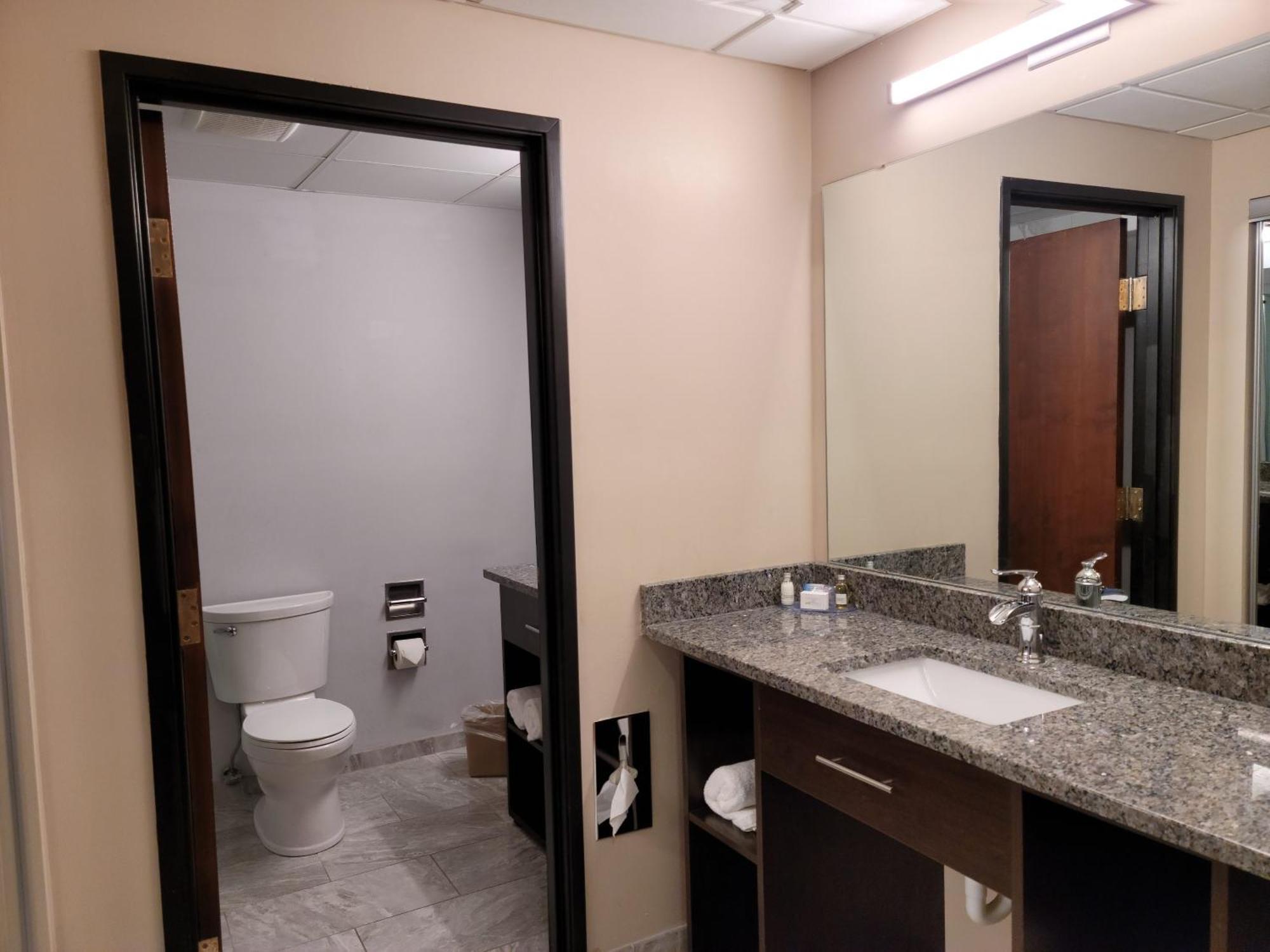 Ariel Broadway Hotel Lorain Bagian luar foto