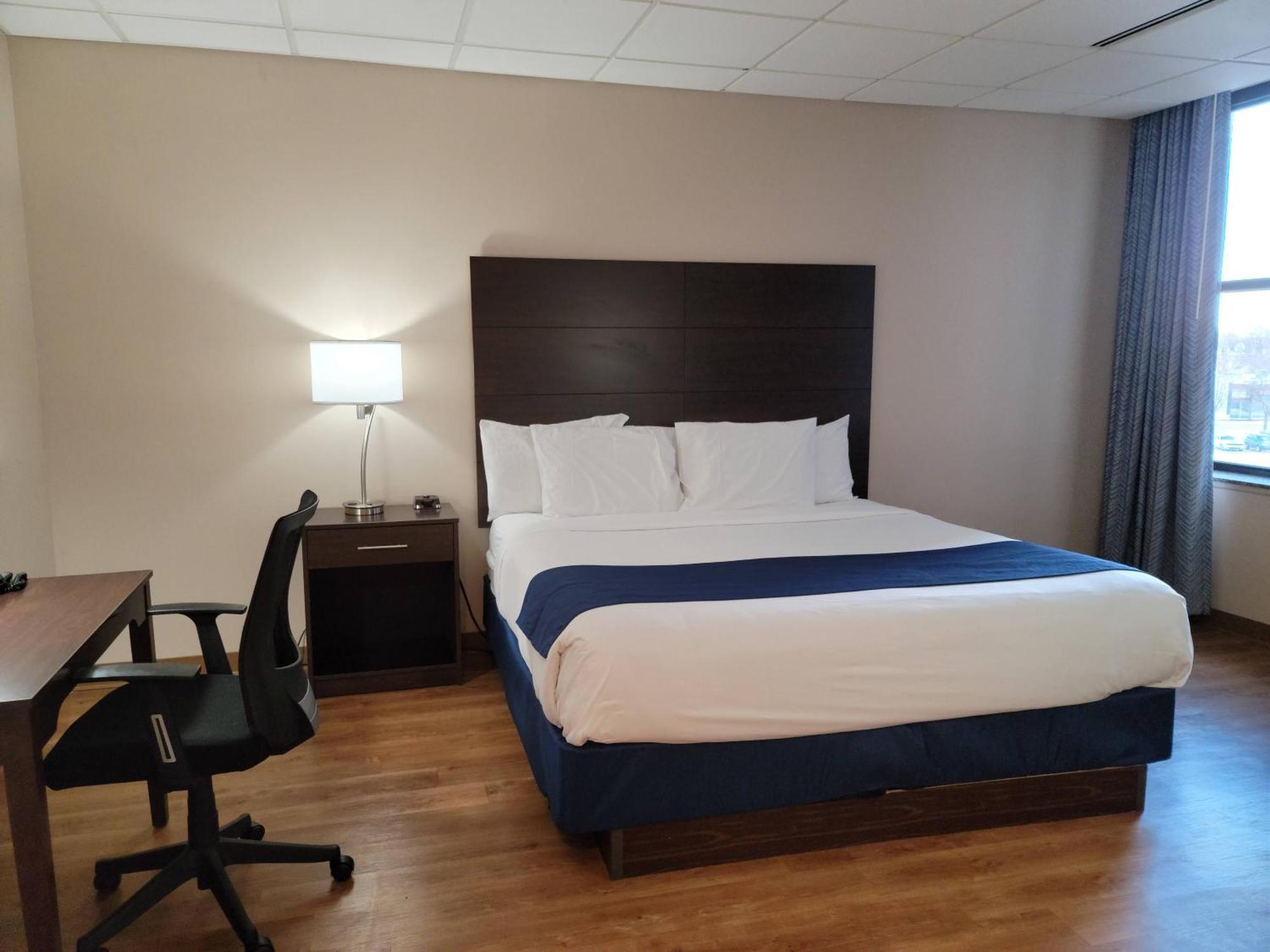 Ariel Broadway Hotel Lorain Bagian luar foto