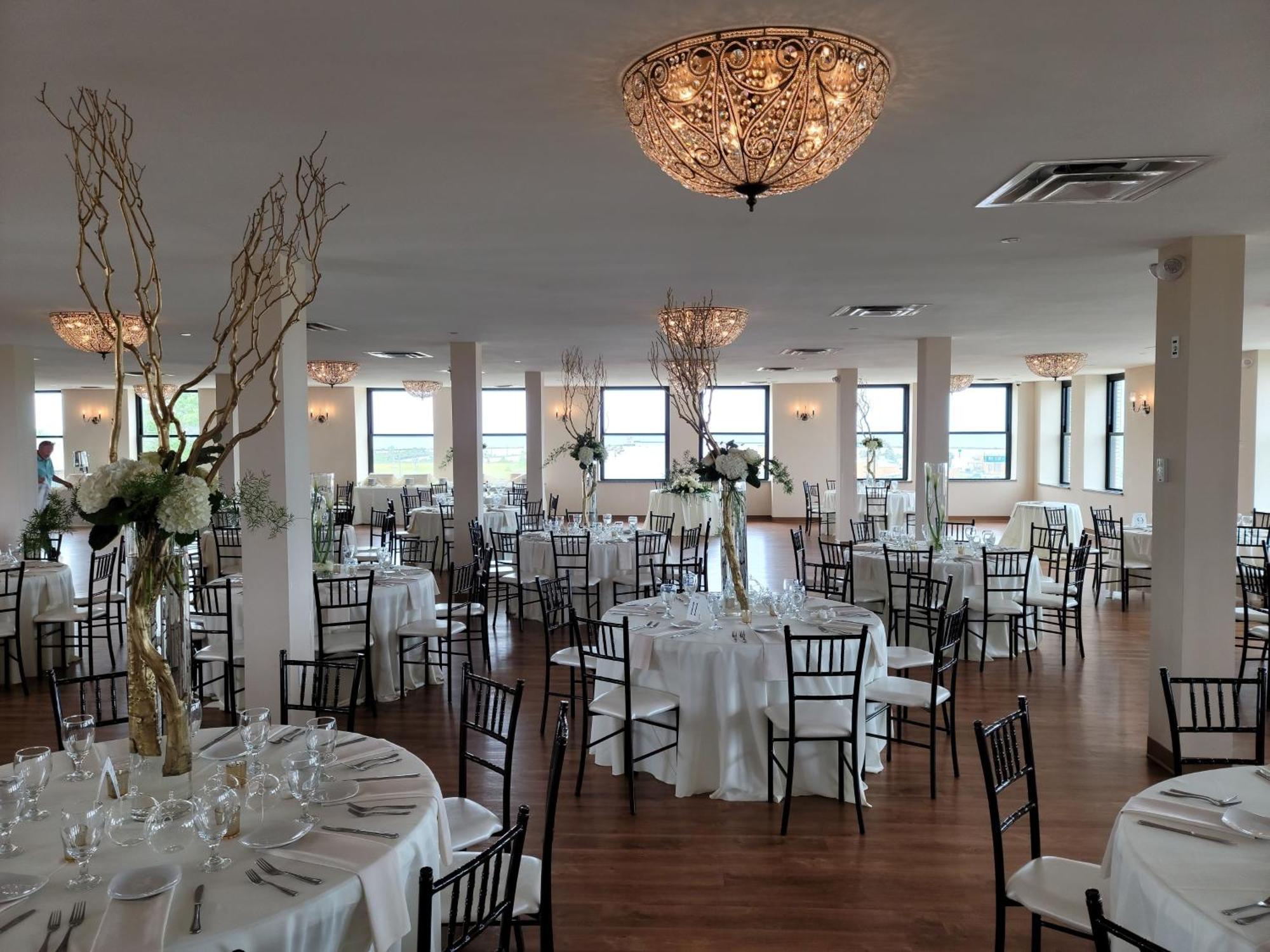 Ariel Broadway Hotel Lorain Bagian luar foto