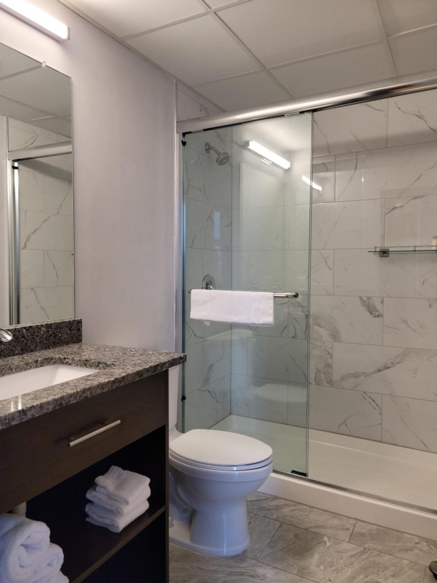 Ariel Broadway Hotel Lorain Bagian luar foto