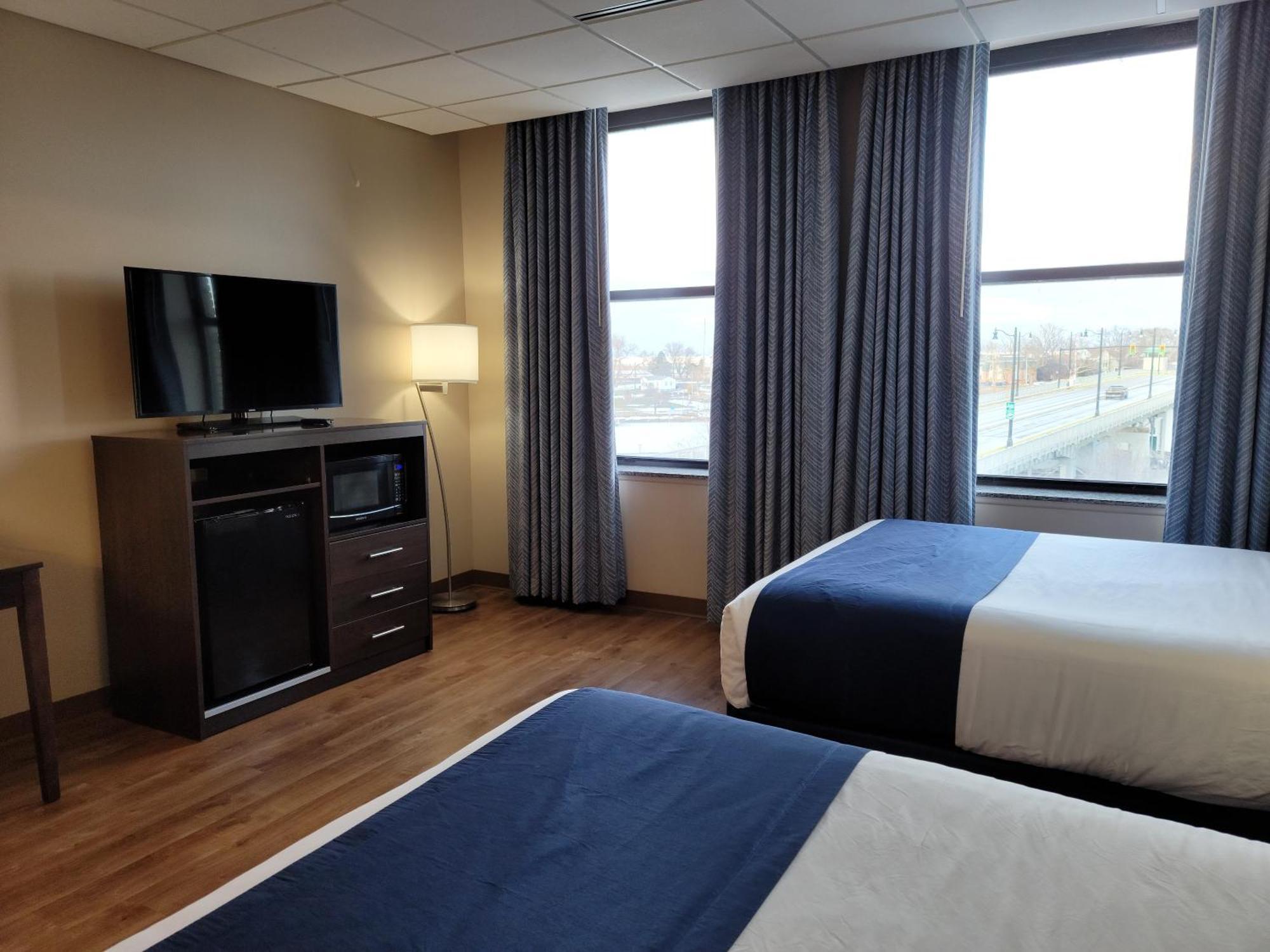 Ariel Broadway Hotel Lorain Bagian luar foto