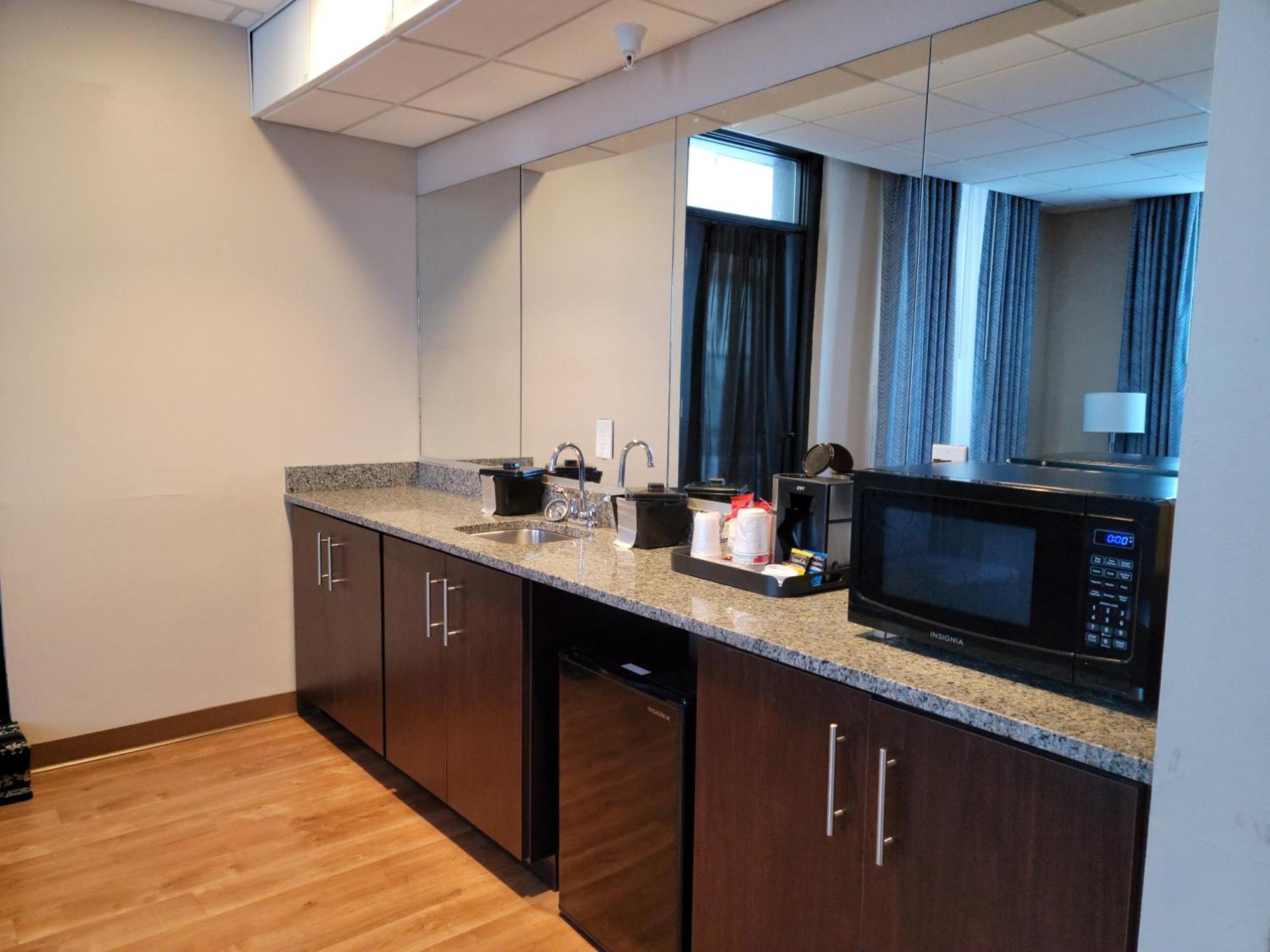 Ariel Broadway Hotel Lorain Bagian luar foto