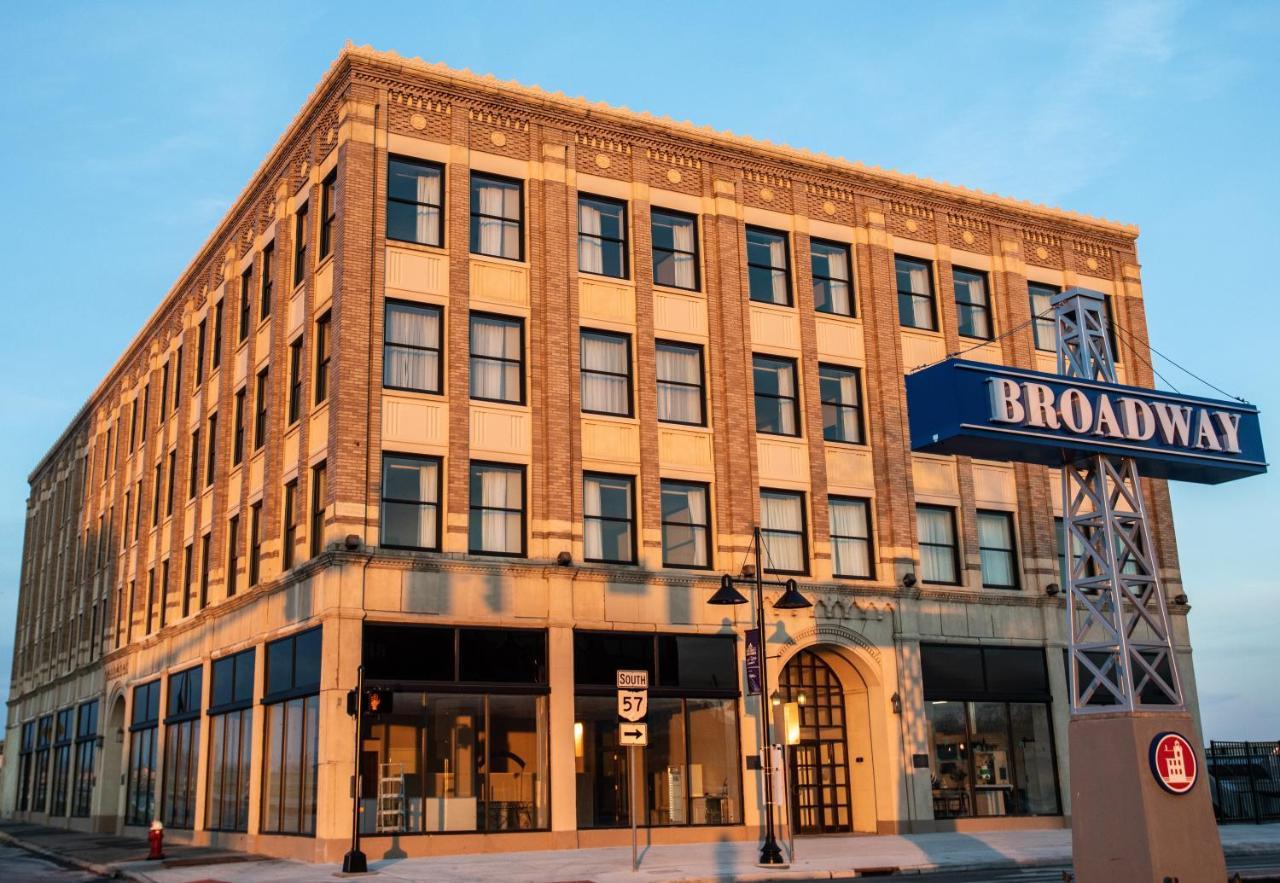 Ariel Broadway Hotel Lorain Bagian luar foto